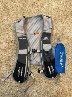 Men’s/Women's Gray Hydration Running Vest with Blue Soft Flask